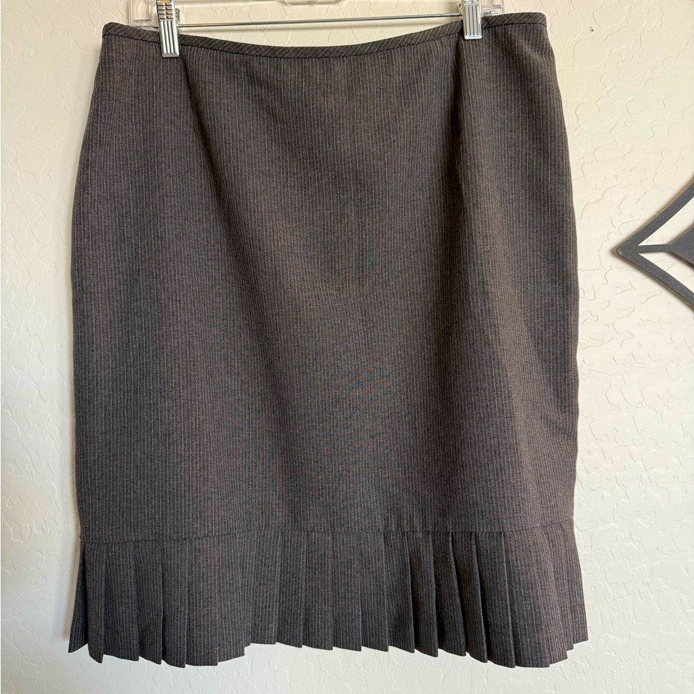 5/$25 - Gray Pleated Pinstriped Skirt - Size 16